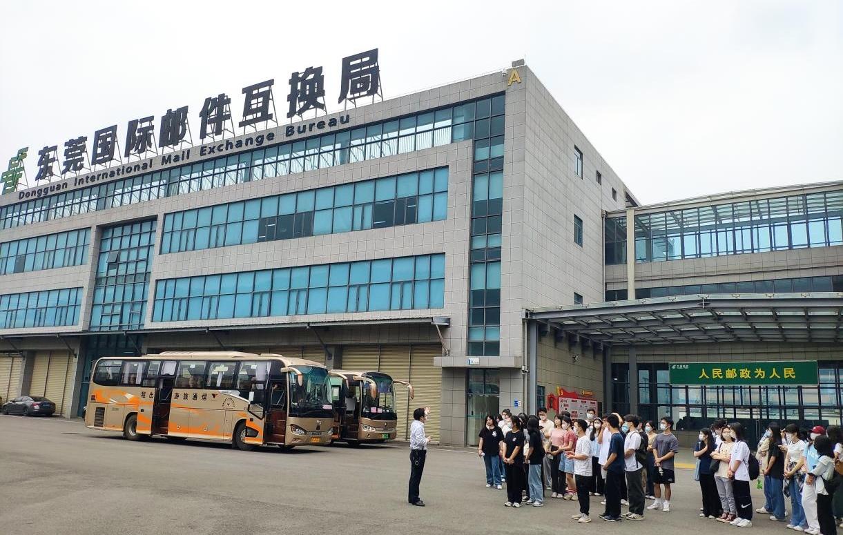 员工在东莞国际邮件互换局进行认知实习